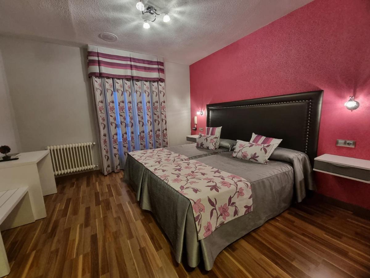 Hostal Sainz Riano  Luaran gambar