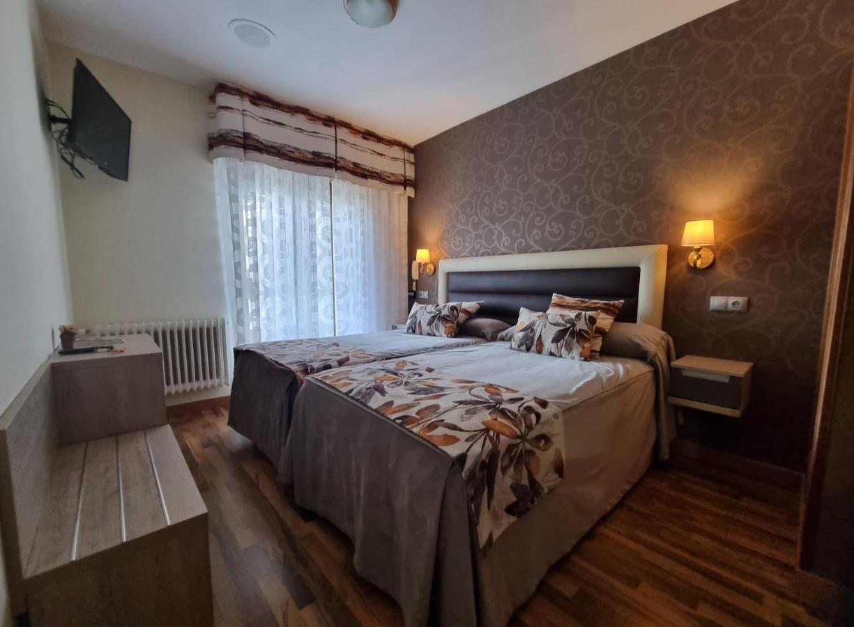 Hostal Sainz Riano  Luaran gambar