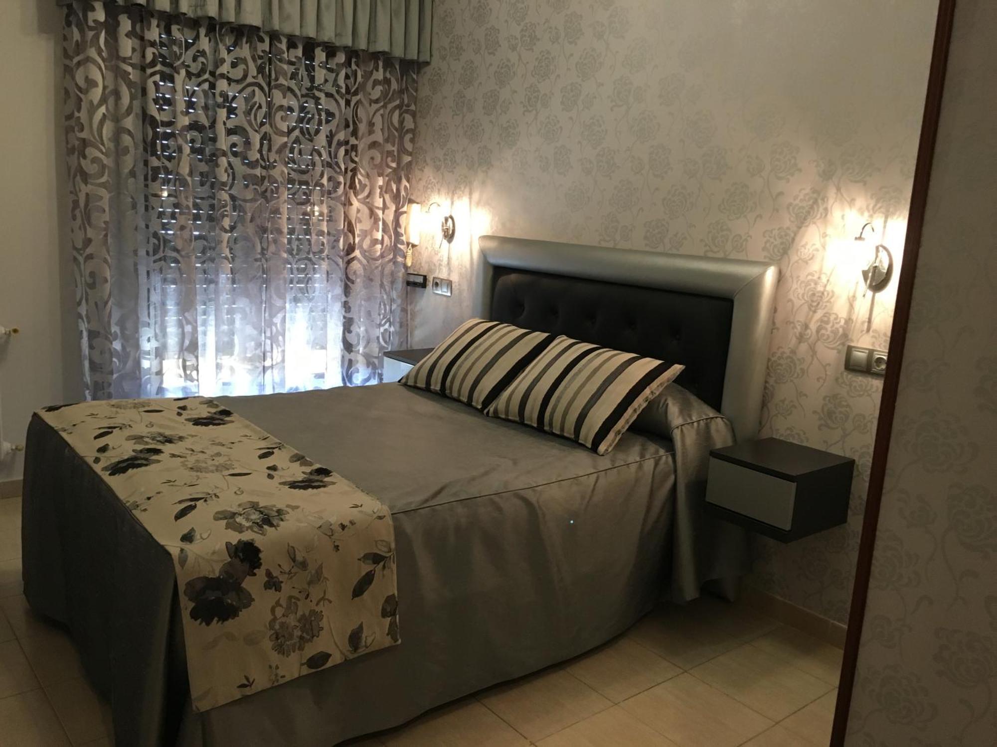Hostal Sainz Riano  Luaran gambar