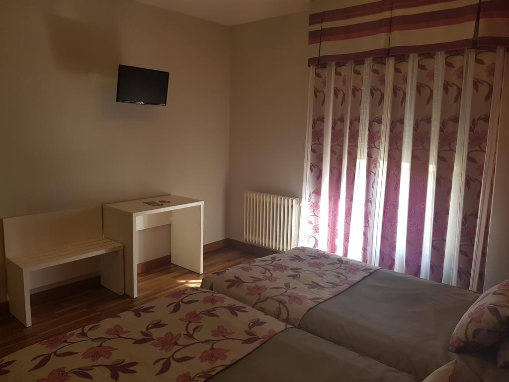 Hostal Sainz Riano  Luaran gambar